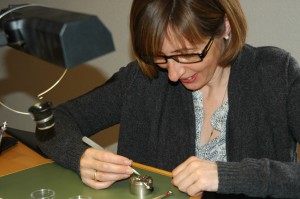 Roseline, dessinatrice en brevets, observe un mouvement d'horlogerie