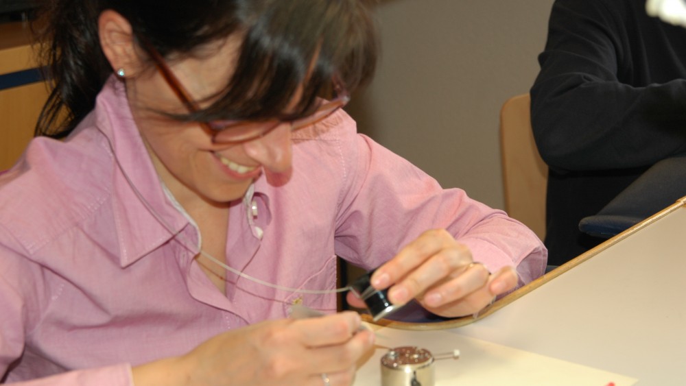 Maria, conseil en brevet, pendant un cours d'horlogerie