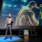 Christophe Saam, devant une image de boxe